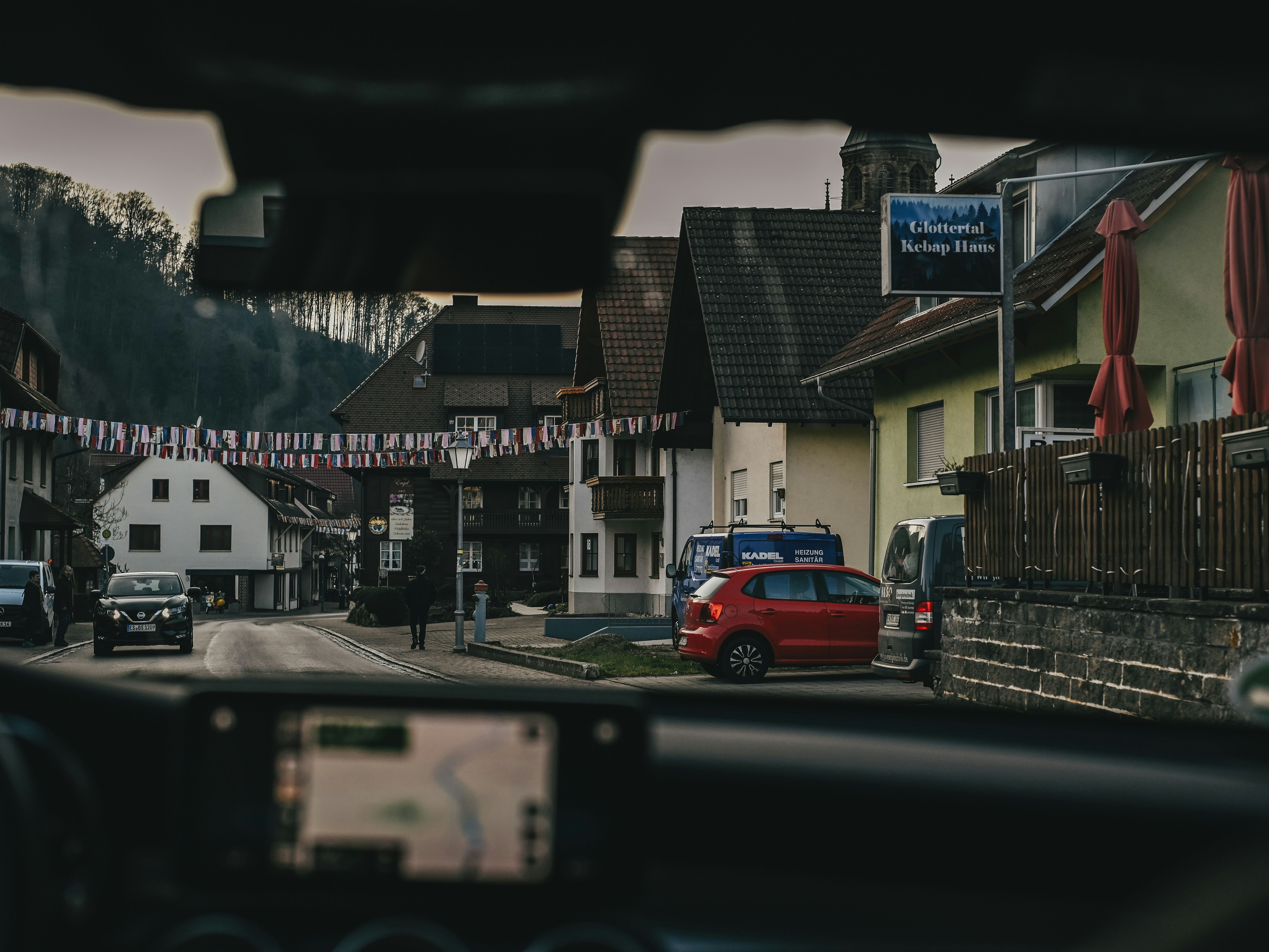 Lagi ingin jalan-jalan di Medan, tapi bingung cari rental mobil, coba saja klik transrentcarmedan.com