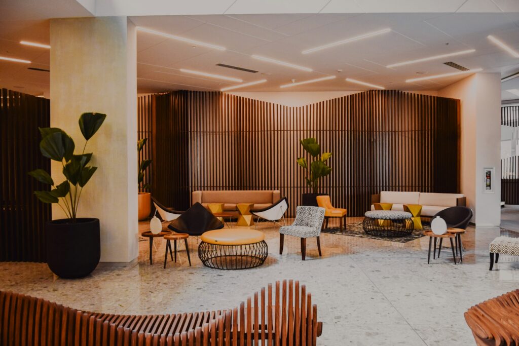 Lobi hotel modern dengan sofa dan meja kayu