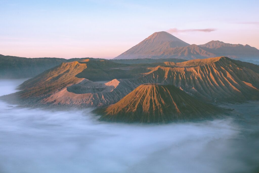 Matahari terbit di Gunung Bromo dari Bukit Penanjakan