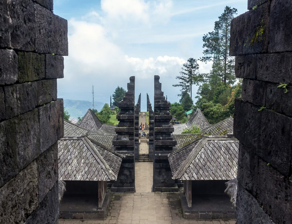 Teras dan gapura Candi Cetho di lereng Gunung Lawu, Karanganyar