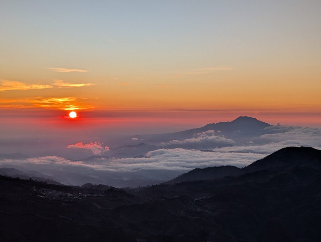 Matahari terbit di atas lautan awan dari Puncak Sikunir Dieng, Jawa Tengah