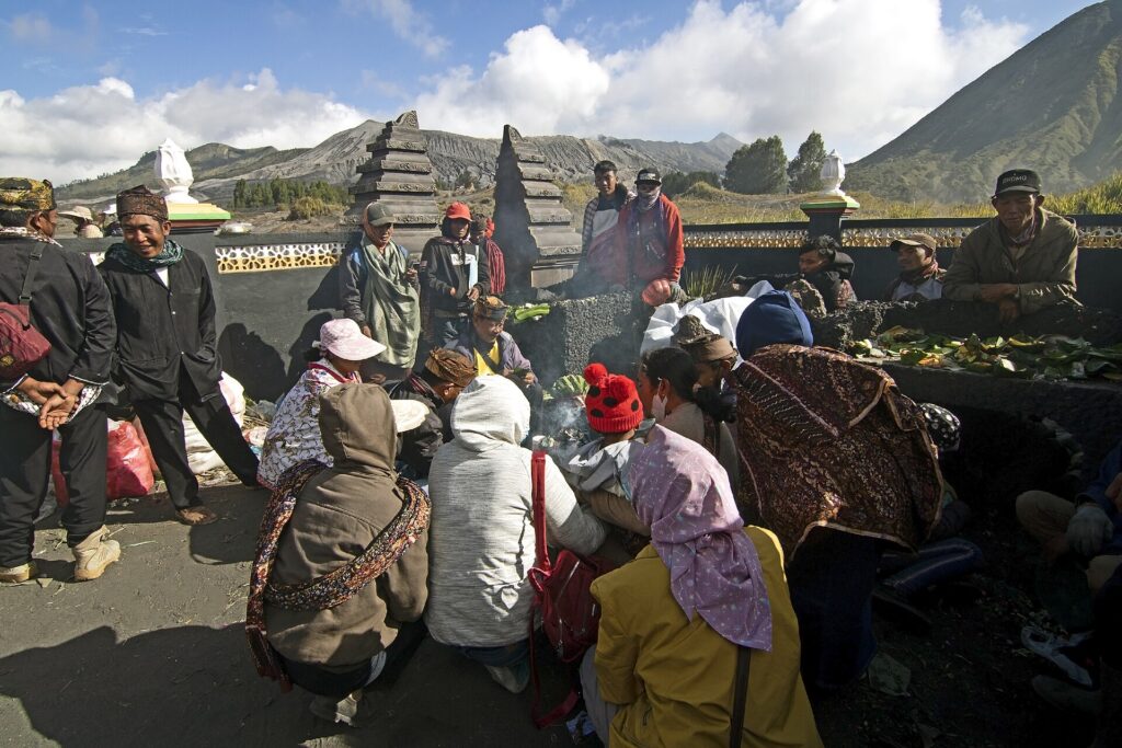 Umat Hindu Tengger mengikuti ritual Yadnya Kasada di Gunung Bromo