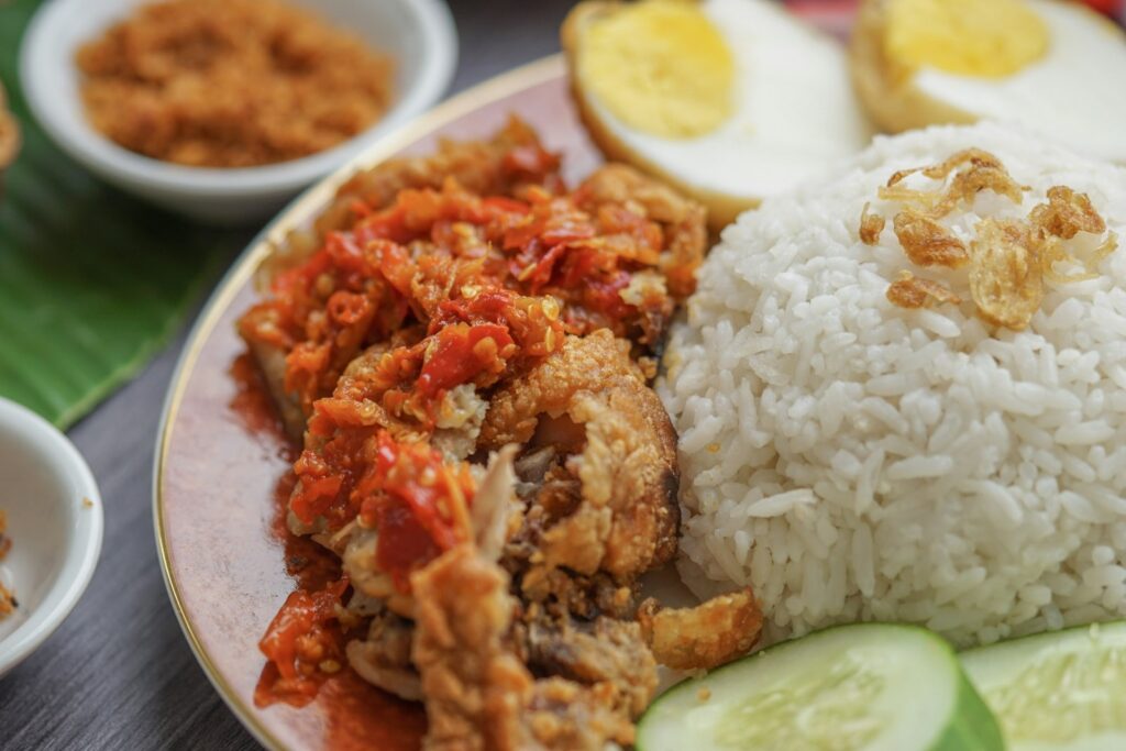 Nasi penyet ayam dengan sambal dan telur khas Bu Kris Surabaya