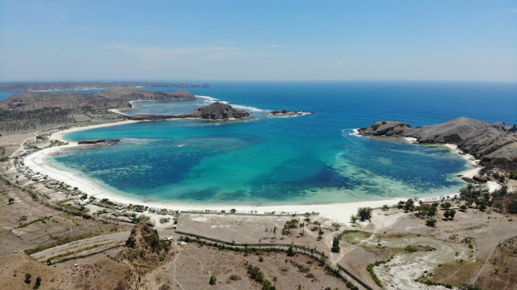 Pemandangan udara teluk berpasir putih di Lombok