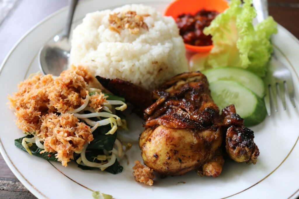 Sajian nasi dengan ayam bakar, urap, dan sambal khas warung Solo
