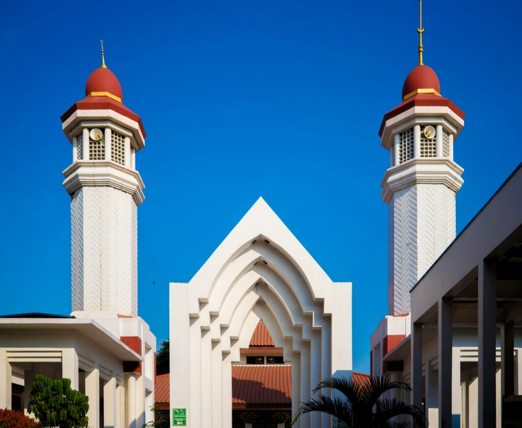 Masjid tua dengan menara menjulang, suasana wisata religi di Kudus