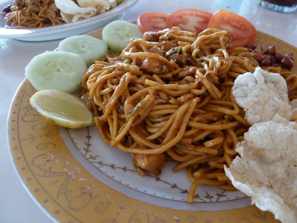 Mie Aceh dengan irisan timun, tomat, dan kerupuk