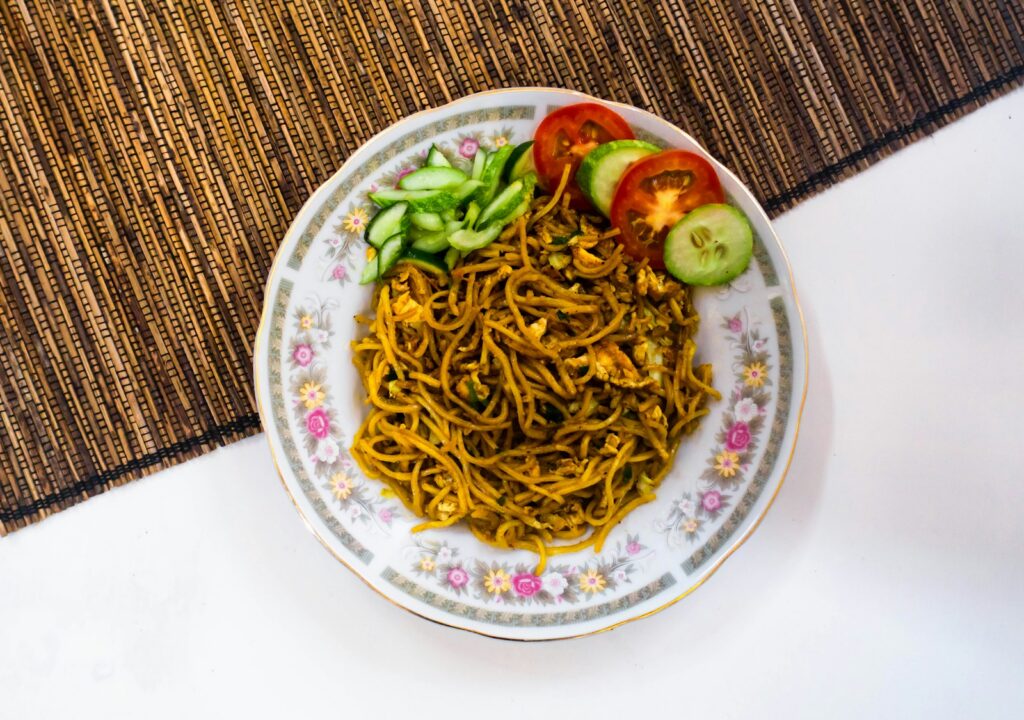 Bakmi goreng Mie Lampung Pak Kardi Semarang dengan irisan timun dan tomat