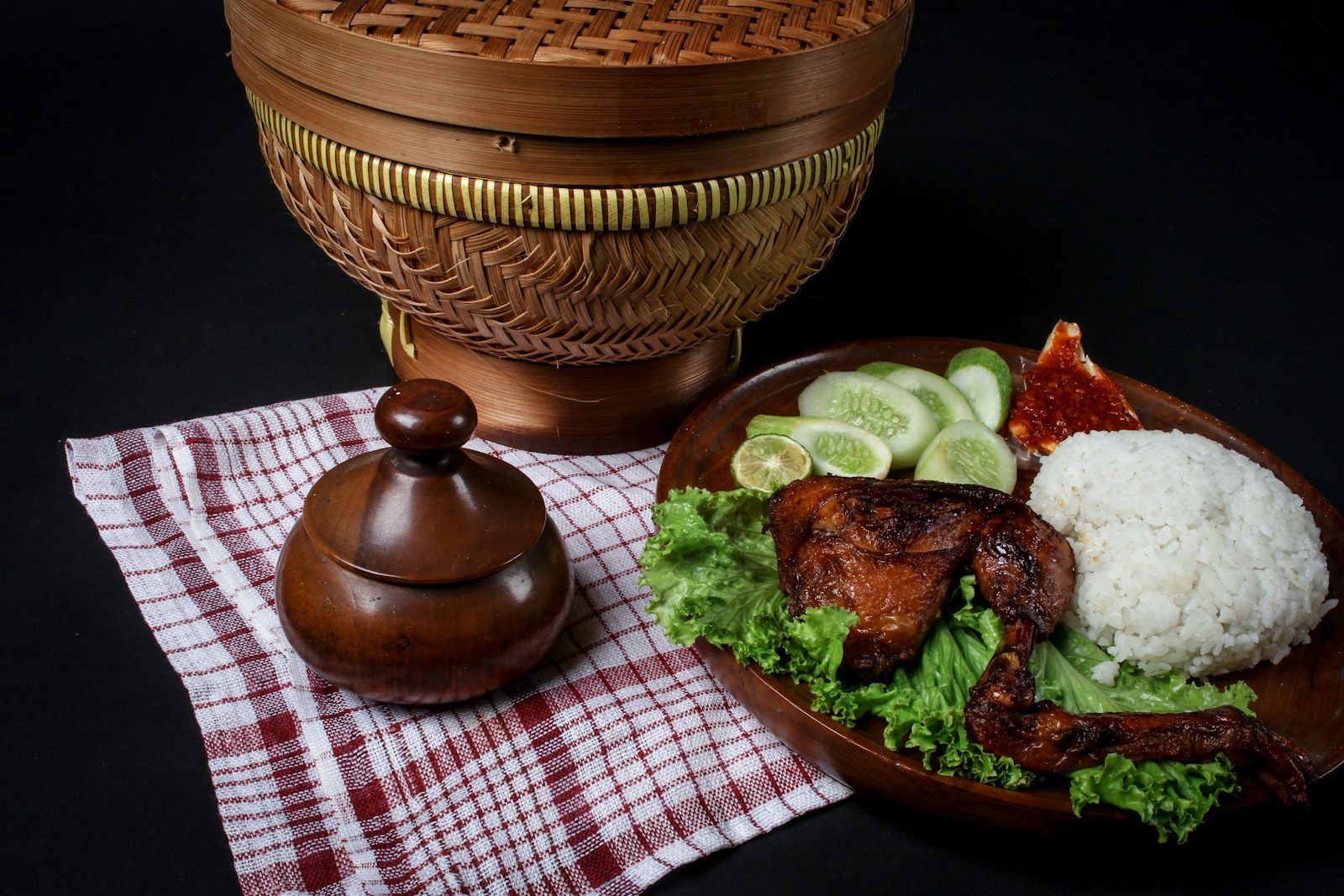 Nasi dan lauk tradisional dalam bakul bambu