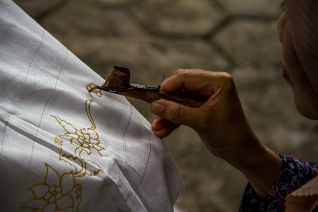 Aneka kain batik warna-warni di etalase toko oleh-oleh khas Solo