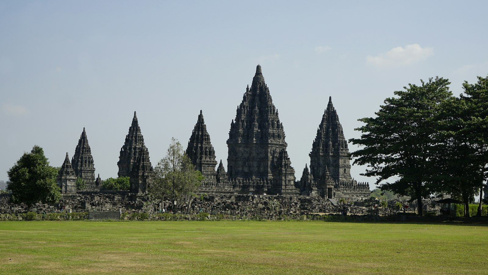 Panduan Wisata Candi Borobudur dan Prambanan: Tiket, Jadwal, dan Tips
