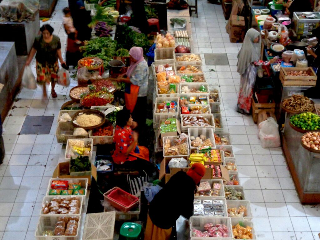 Deretan lapak dan pedagang di pasar tradisional Indonesia