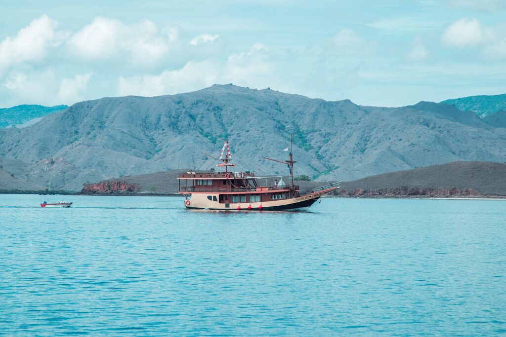 Kapal phinisi berlayar di perairan Labuan Bajo, Flores, Nusa Tenggara Timur
