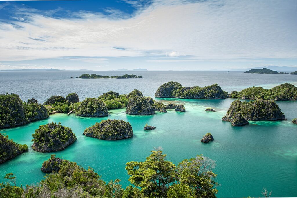 Pemandangan gugusan pulau karst Piaynemo di Raja Ampat, Papua Barat