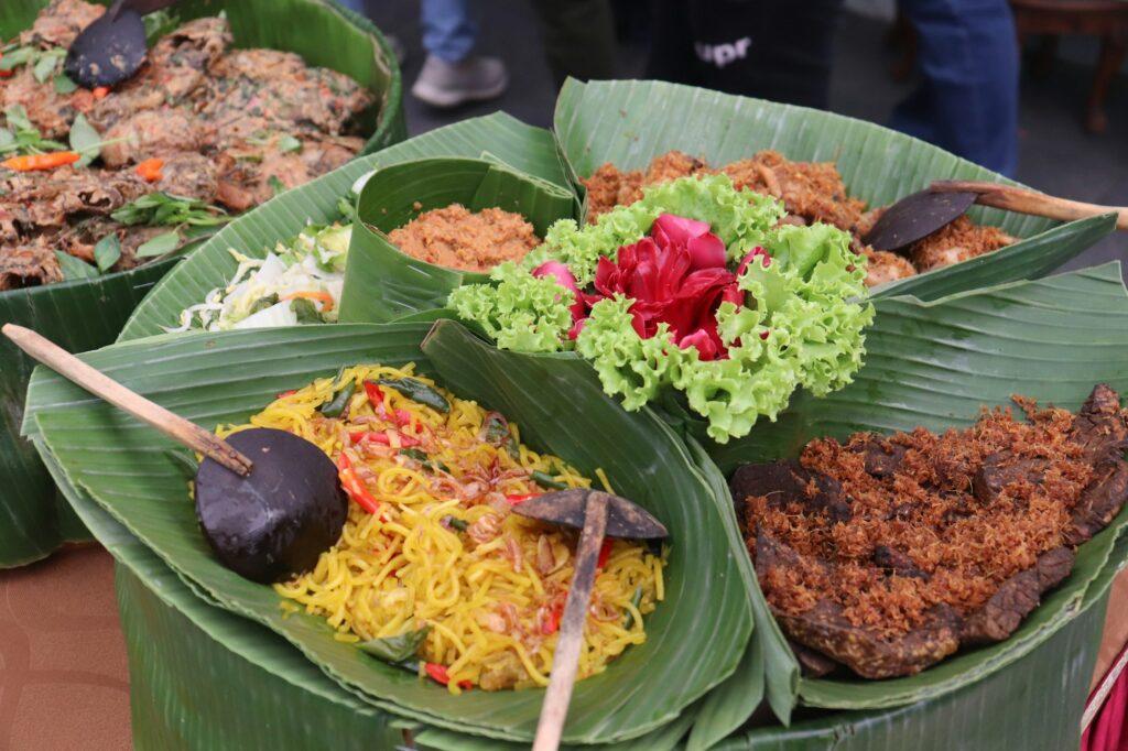 Aneka hidangan resep tradisional Betawi tersaji di atas meja