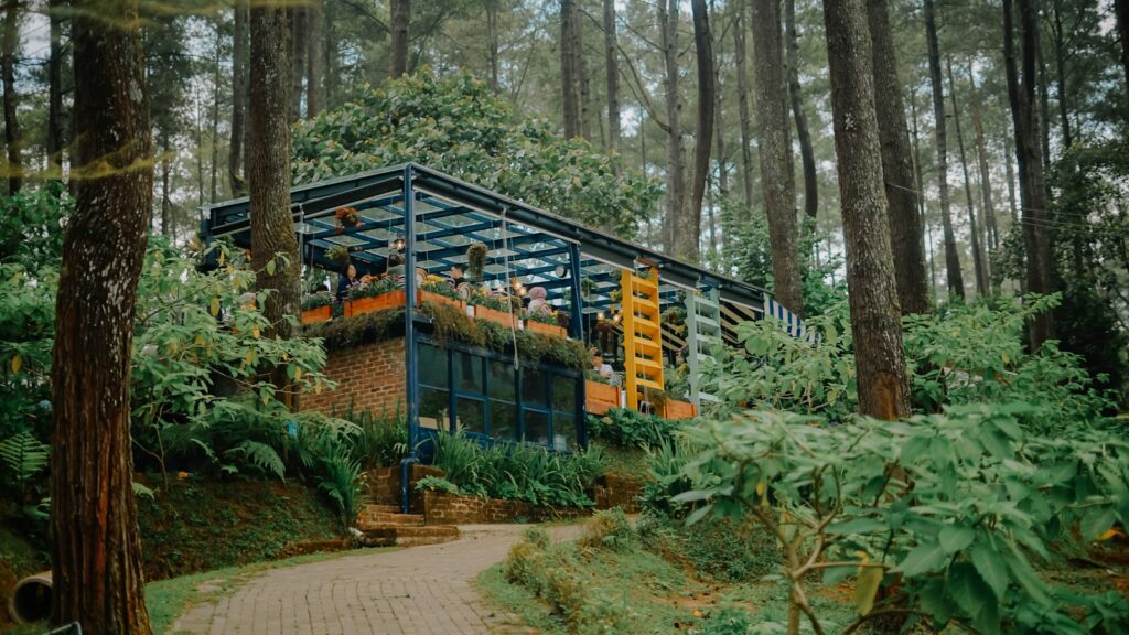 Kafe di tengah hutan pinus Orchid Forest Cikole, Bandung Barat