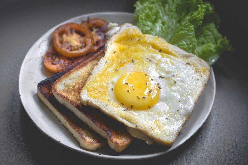 Roti bakar dengan topping telur dan tomat yang menggugah selera