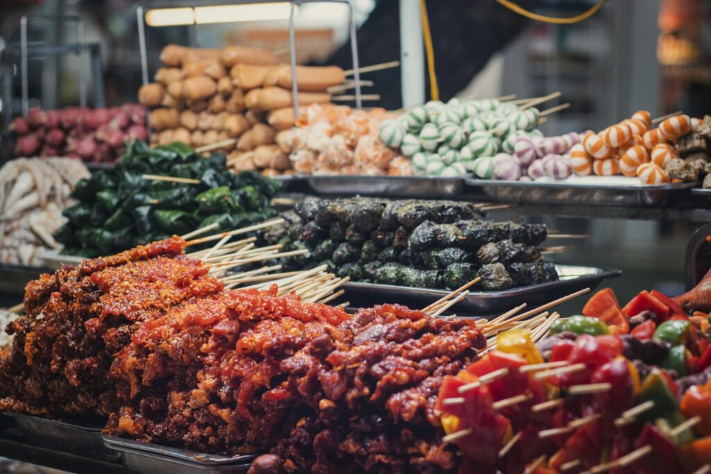 Sate dan jajanan bakar di kios kaki lima