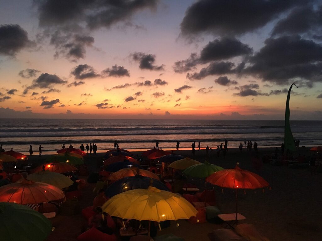 Pantai Seminyak saat matahari terbenam, Bali