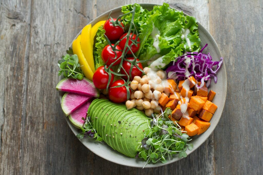 Semangkuk salad sayuran vegan dengan alpukat, tomat, dan buncis