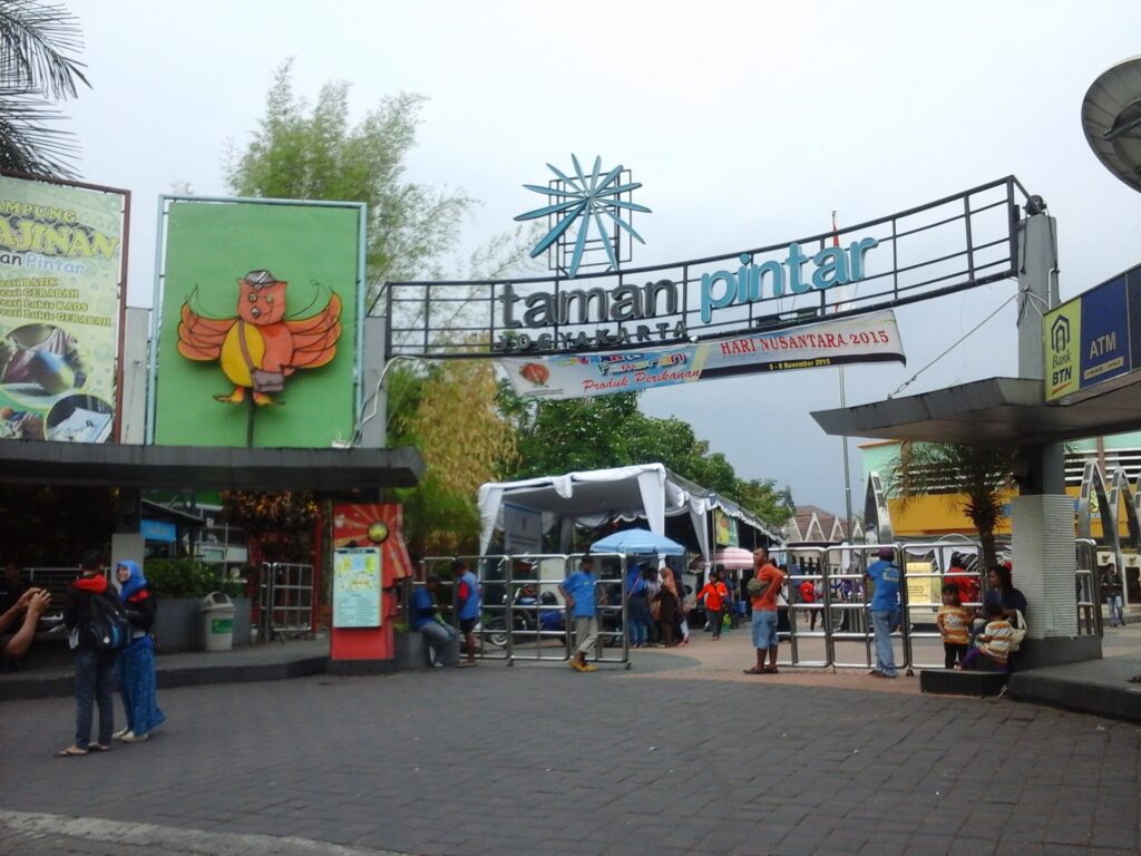 Pintu masuk Taman Pintar Yogyakarta, destinasi wisata edukasi untuk anak