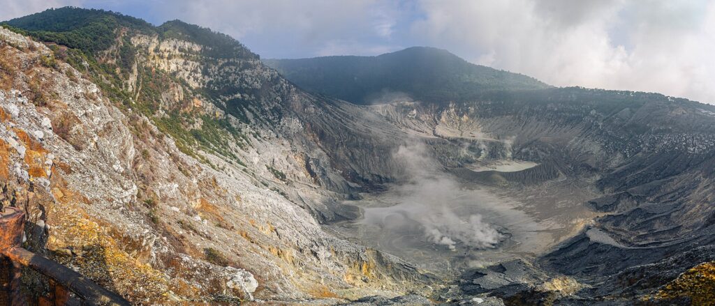 Panorama Kawah Ratu Gunung Tangkuban Perahu