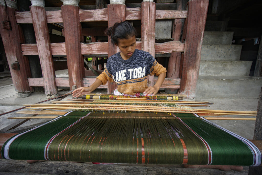 Tenun kain ulos Batak di Pulau Samosir, Danau Toba