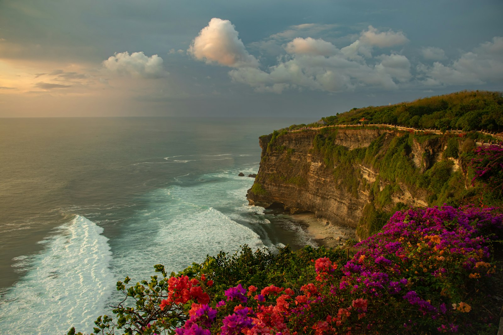 Uluwatu dan Pantai Selatan Bali: Panduan Wisata Lengkap